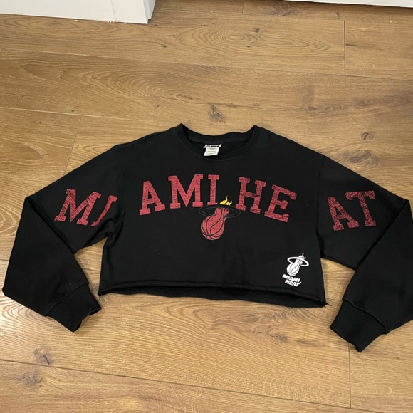 Miami Heat Official NBA Cropped Women’s Black Sweater Small - Picture 1 of 8